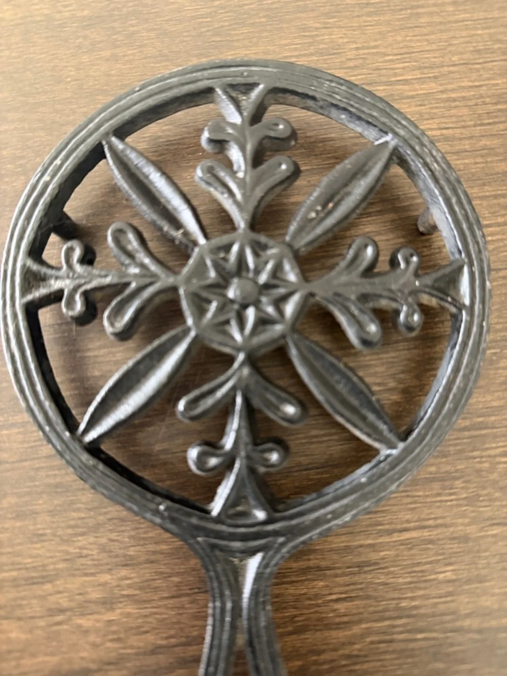 VIntage Wilton Metal Crafters Round Black 3 Legged Iron Trivet Spoon Rest Floral